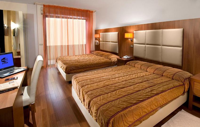 Double or Twin Room Balcony Lateral Sea View